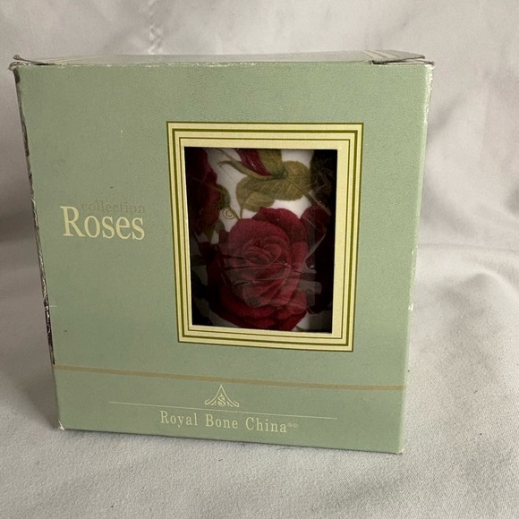 Royal Bone China “ Roses” mug - Picture 8 of 8